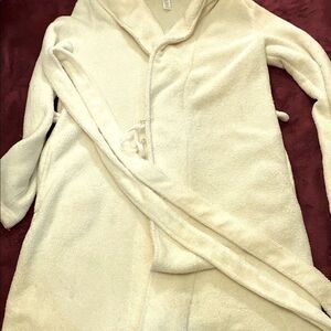 🍒5-$50 Simply Basic White comfy robe 
size 4-6
